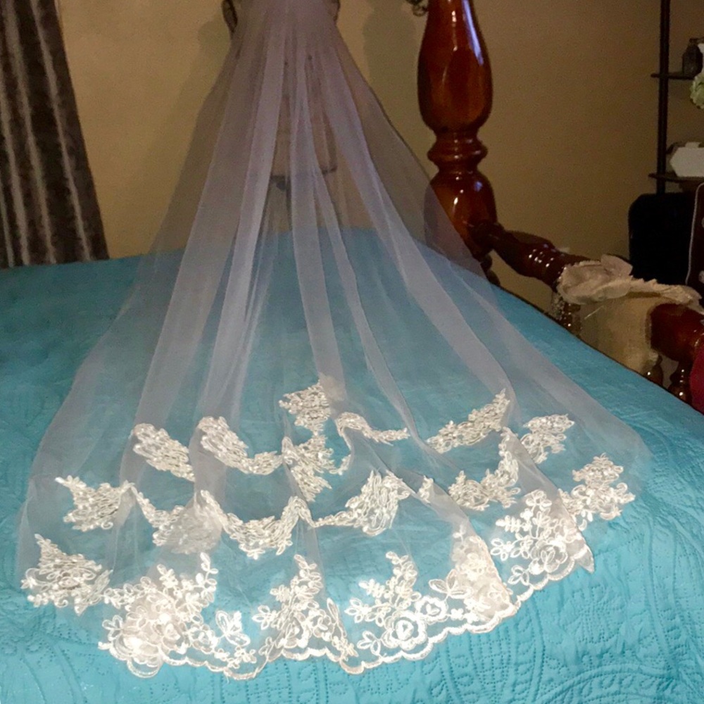 NEW beautiful cathedral veil with lace - Picture 3 of 8